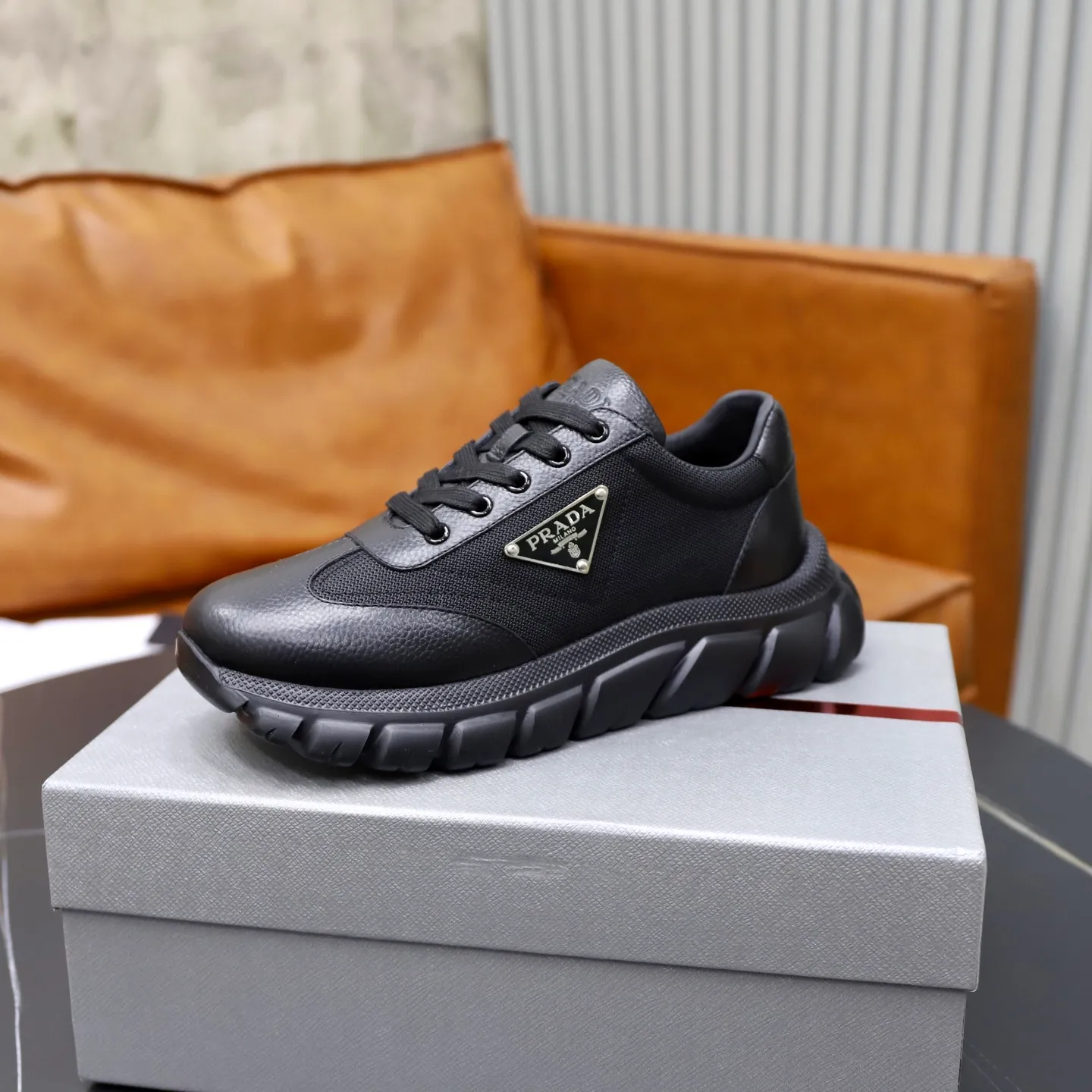 Factory price: 720💰Top original order Brand: PRADA (Prada) Standard code: Men's size 38/44 (45 can be customized) Grade: Same as the official website Material: Original cowhide stitching, cowhide lining, original combination two-color wear-resistant soft outsole Style category: casual sports version, young fashion, European and American trend, British style Color: actual picture color